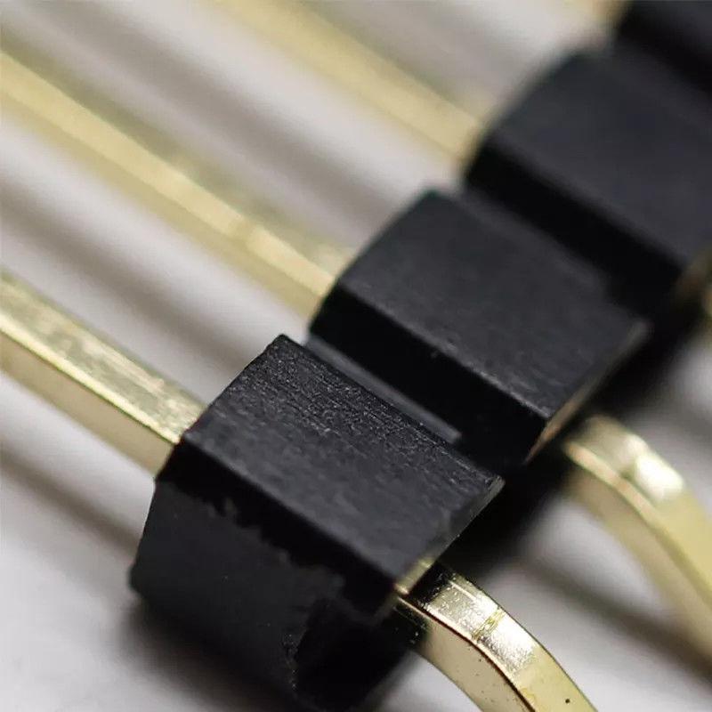 Πλαστική επιγραφή 2.54mm θέσεις 2-40pin καρφιτσών σειρών σωστής γωνίας καμμμένη SMT ενιαία